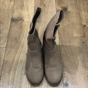 Koolaburra Women's Brown Suede Ankle Boots